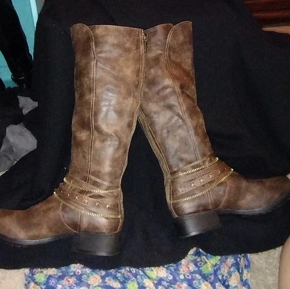 Kohl's brown leather boots. - Picture 2 of 10